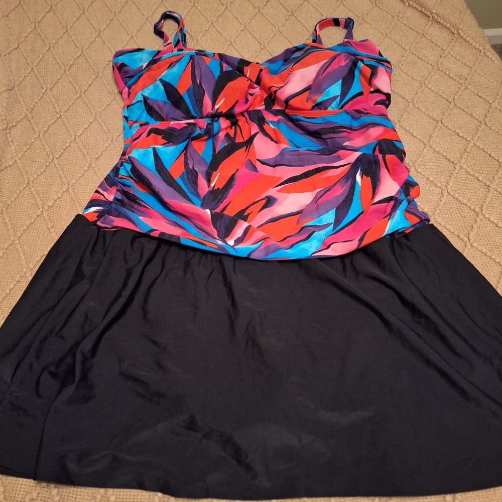 Final Price** Venus 1pc Vibrant Tankini Size 24